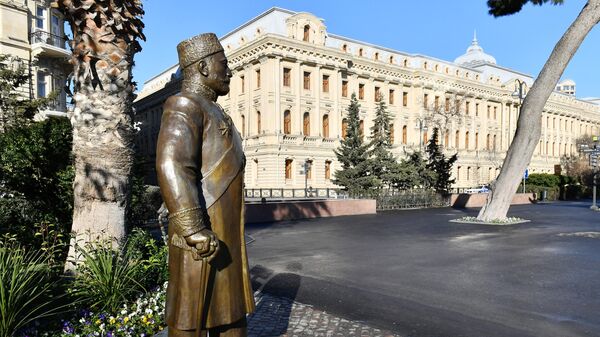 Памятник Гаджи Зейналабдину Тагиеву в Баку, фото из архива - Sputnik Азербайджан