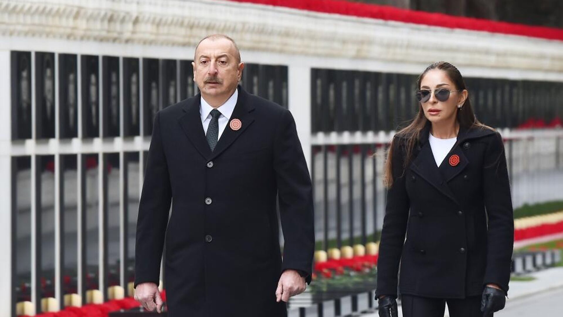Президент Ильхам Алиев и первая леди Мехрибан Алиева посетили Шехидляр хиябаны в связи с 32-й годовщиной трагедии 20 Января - Sputnik Азербайджан, 1920, 20.01.2022