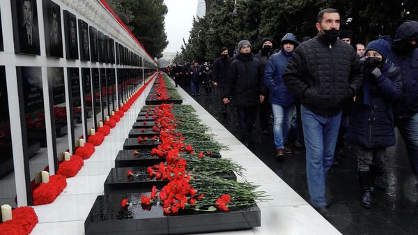 Азербайджан чтит память жертв 20 Января - видеорепортаж с Аллеи шехидов - Sputnik Азербайджан