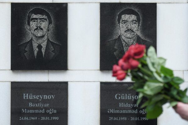 День всенародной скорби в связи с 20 Января на Аллее Шехидов , 20 января 2022 год. - Sputnik Азербайджан