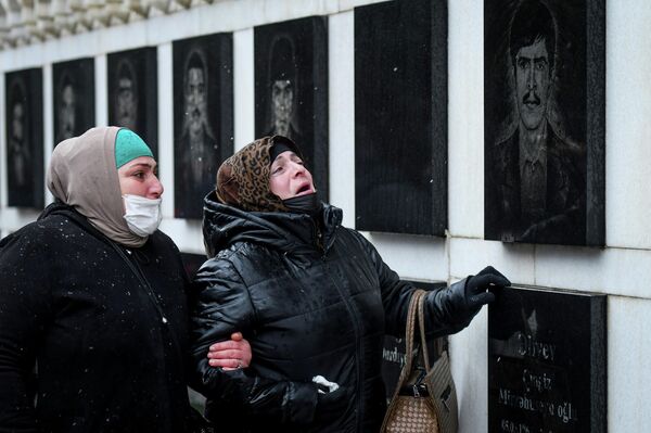 День всенародной скорби в связи с 20 Января на Аллее Шехидов , 20 января 2022 год. - Sputnik Азербайджан