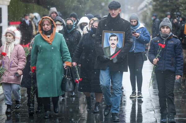 День всенародной скорби в связи с 20 Января на Аллее Шехидов , 20 января 2022 год - Sputnik Azərbaycan