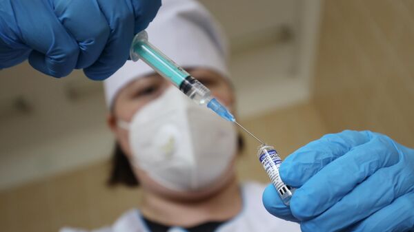 Введение обязательной вакцинации пожилых от Covid-19 в части регионов России - Sputnik Азербайджан