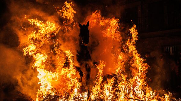 Всадник во время прыжка через костер на огненном фестивале Las Luminarias в Испании - Sputnik Азербайджан