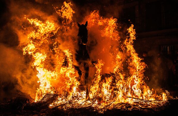 Всадник во время прыжка через костер на огненном фестивале Las Luminarias в Испании. - Sputnik Азербайджан