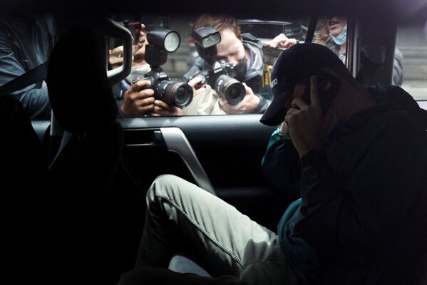 СМИ фотографируют неизвестного мужчину, выезжающего с автостоянки у офиса юридической команды сербского теннисиста Новака Джоковича в сопровождении полиции в Мельбурне, Австралия. - Sputnik Азербайджан