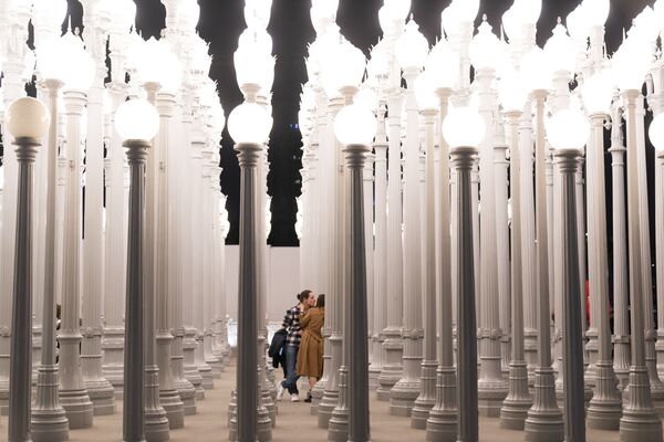 Пара целуется во время посещения инсталляции Urban Light в Художественном музее округа Лос-Анджелес в Лос-Анджелесе, США. - Sputnik Азербайджан