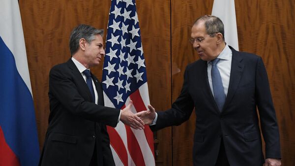 Министр иностранных дел РФ Сергей Лавров (справа) и государственный секретарь США Энтони Блинкен во время встречи в Женеве - Sputnik Азербайджан