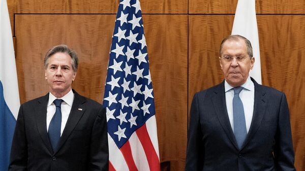 Министр иностранных дел РФ Сергей Лавров (справа) и государственный секретарь США Энтони Блинкен во время встречи в Женеве - Sputnik Азербайджан