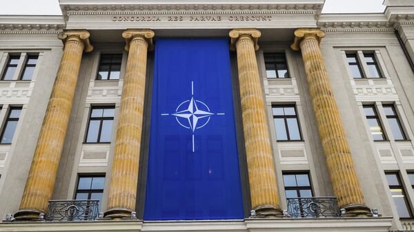 Флаг с логотипом НАТО, фото из архива - Sputnik Азербайджан