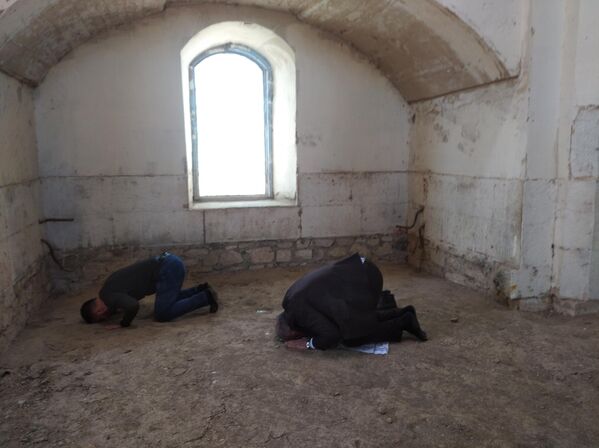 Приехавшие в Агдам пассажиры совершают намаз в мечети. - Sputnik Азербайджан