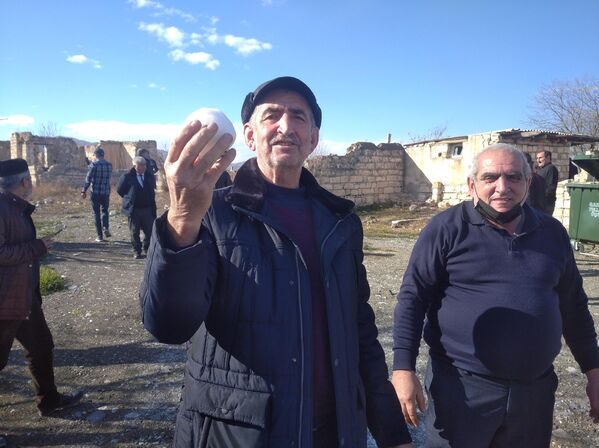 Тельман Абдуллаев, который 29 лет назад был вынужден покинуть родной Агдамский район, рассказал, как в свое время он вместе с отцом ремонтировал крышу мечети. - Sputnik Азербайджан