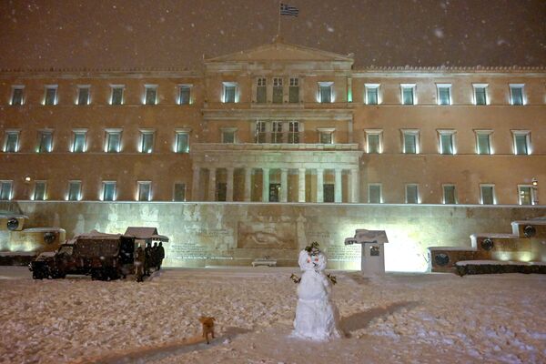 Снеговик перед зданием греческого парламента в Афинах. - Sputnik Азербайджан