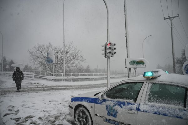 Полицейская машина на перекрестке автомагистрали в Греции. - Sputnik Азербайджан
