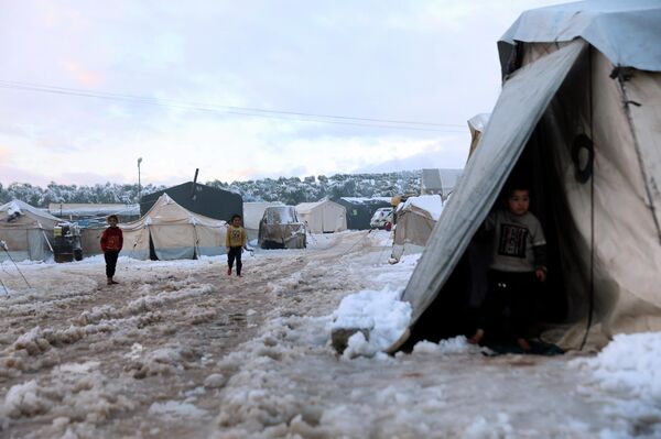 Сирийские дети в лагере беженцев в Африне, к северу от Алеппо. - Sputnik Азербайджан