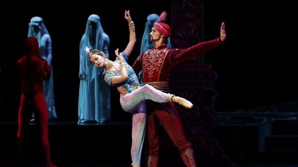 Сцена из балета Тысяча и одна ночь на новой сцене Мариинского театра в Санкт-Петербурге - Sputnik Азербайджан