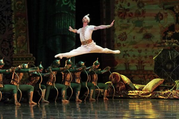 Сцена из балета &quot;Тысяча и одна ночь&quot; на новой сцене Мариинского театра в Санкт-Петербурге - Sputnik Азербайджан