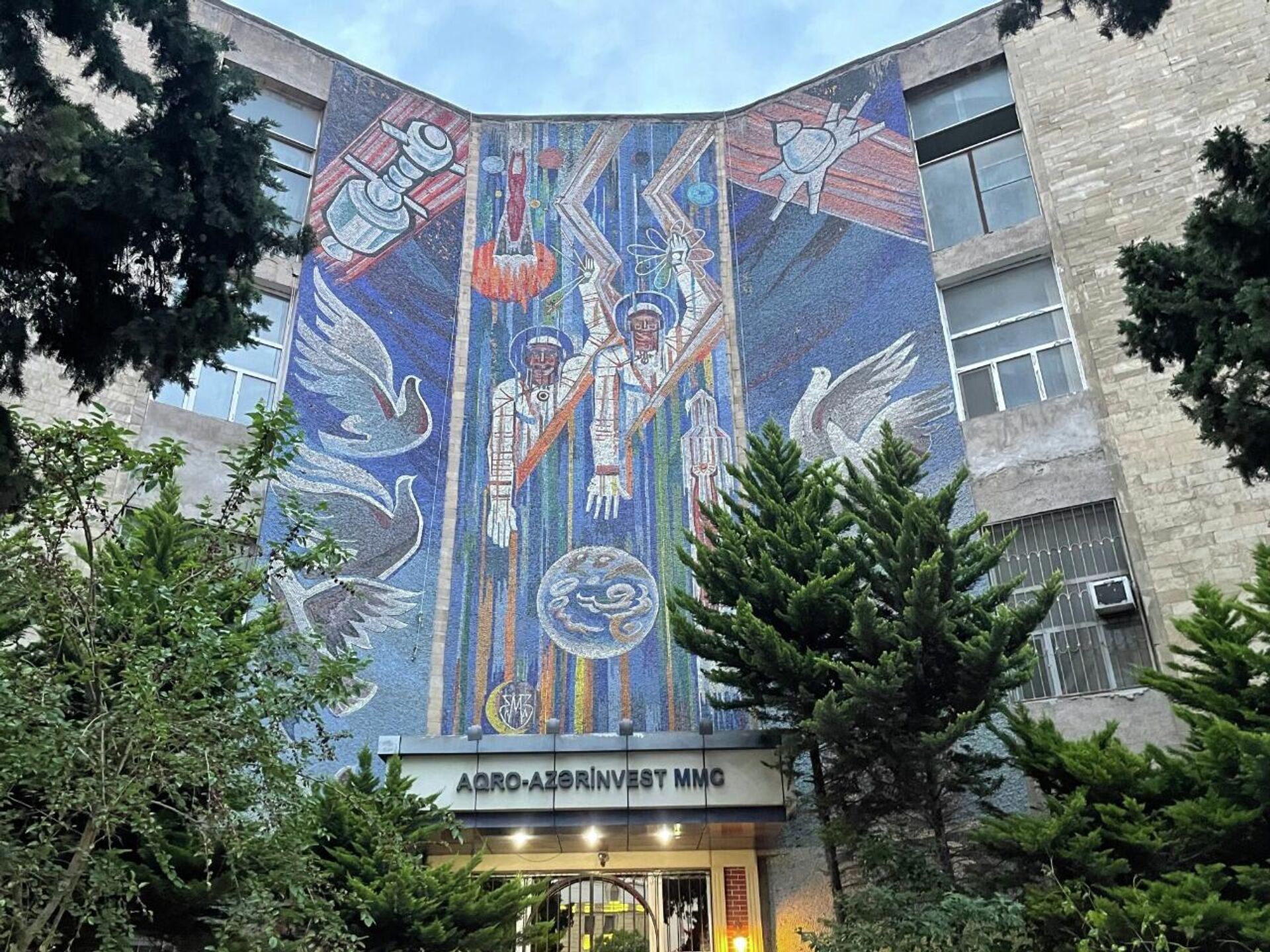Мозаика на здании ООО «Агро-Азеринвест  - Sputnik Азербайджан, 1920, 01.02.2022