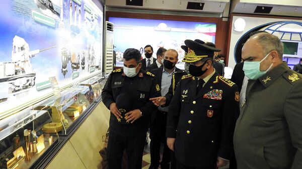 Министр обороны Азербайджана Закир Гасанов во время встречи с военным руководством Ирана - Sputnik Азербайджан