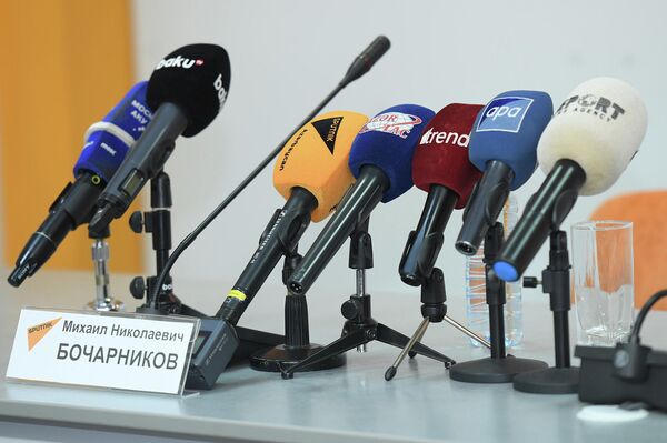 На пресс-конференция посол России в Азербайджане Михаил Бочарников ответил более, чем на 13 вопросов журналистов. - Sputnik Азербайджан