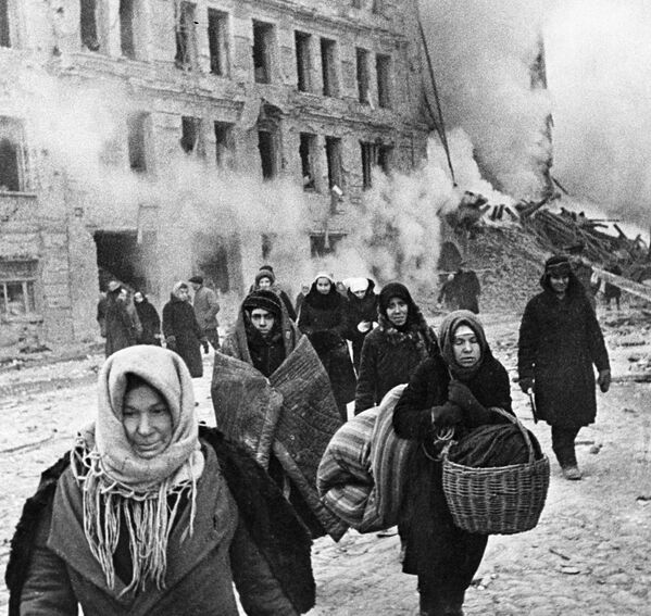 Жители блокадного Ленинграда выходят из бомбоубежища после отбоя тревоги - Sputnik Азербайджан