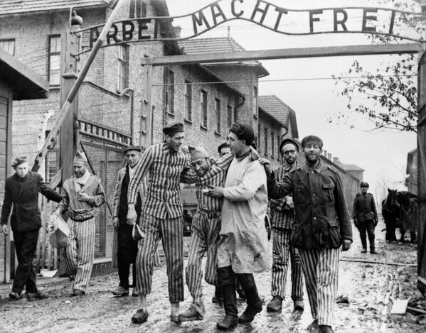 Освобождение нацистского концентрационного лагеря Освенцим (Аушвиц) войсками 1-го Украинского фронта во взаимодействии с войсками 4-го Украинского фронта в ходе Висло-Одерской операции. - Sputnik Азербайджан