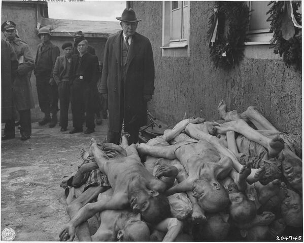 Американский сенатор Баркли осматривает тела жертв Холокоста в Бухенвальде. Из-за того, что преследования евреев в Германии начались с прихода Гитлера к власти в январе 1933 года, многие историки начинают отсчет «эпохи Холокоста» именно с этой даты. Евреи не были единственными жертвами гитлеровского режима, но они были единственной группой, которую нацисты планировали уничтожить полностью. - Sputnik Азербайджан