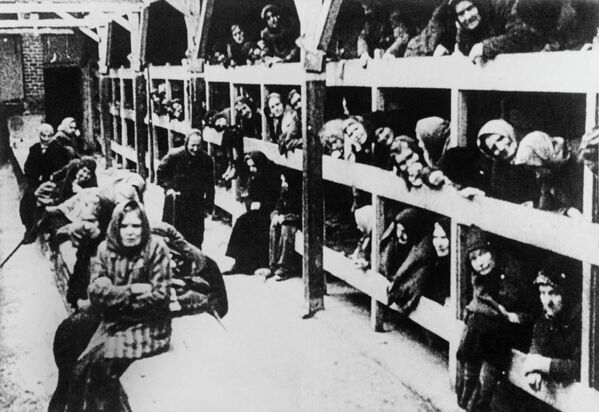 Женщины лагеря смерти в первые часы после его освобождения от немецко-фашистских палачей. - Sputnik Азербайджан