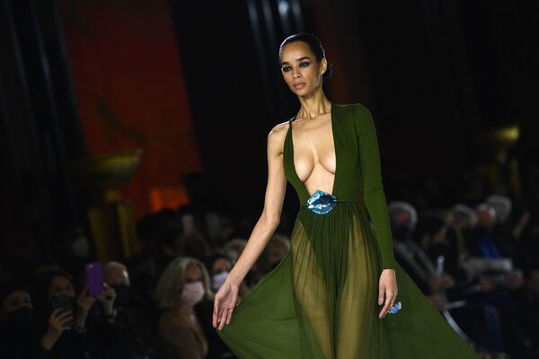 Модель в платье дизайнера одежды Stephane Rolland сезона весна-лето 2022 на показе высокой моды в Париже. - Sputnik Азербайджан
