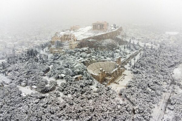 Вид на храм Парфенон во время аномального снегопада в Афинах. - Sputnik Азербайджан