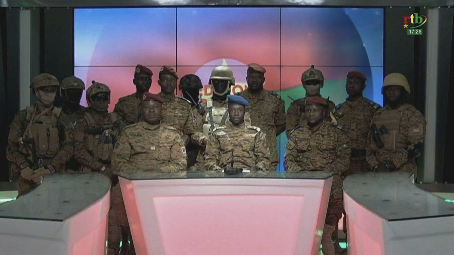 Капитан Сидсоре Кадер Уэдраого с солдатами в форме, объявляет по телевидению, что они захватили власть, Буркина-Фасо  - Sputnik Азербайджан, 1920, 02.10.2022