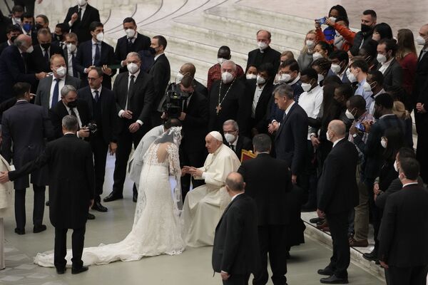 Молодожены и Папа Франциск во время еженедельной общей аудиенции в Зале Павла VI в Ватикане. - Sputnik Азербайджан