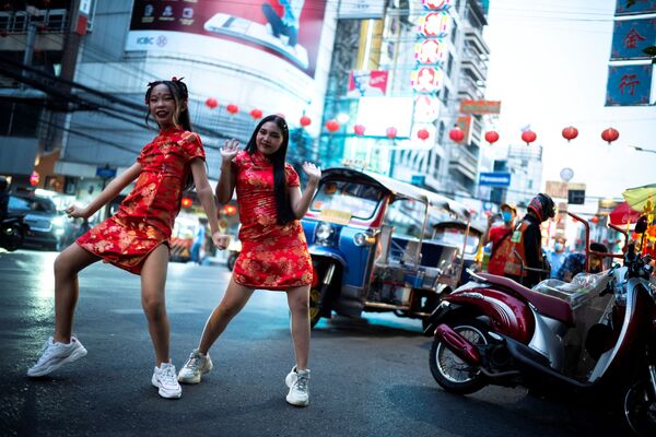 Девушки в китайских костюмах перед празднованием Лунного Нового года в Бангкоке. - Sputnik Азербайджан