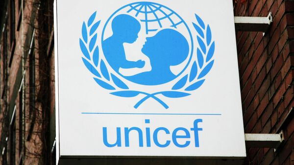  Логотип и надпись гуманитарной организации ЮНИСЕФ, фото из архива - Sputnik Azərbaycan