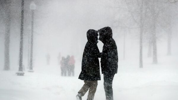 Пара идет по снегу, фото из архива - Sputnik Азербайджан