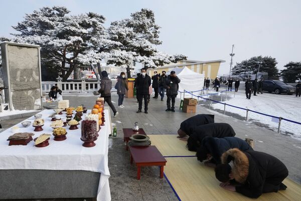 Беженцы из КНДР во время церемонии почтения памяти предков во время празднования Нового года по лунному календарю в Южной Корее. - Sputnik Азербайджан