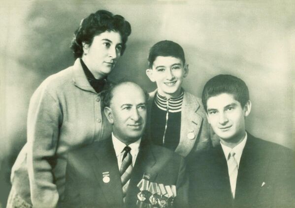 Семья Мамедовых (Полад — второй справа). Известный исполнитель, композитор родился 4 февраля 1945 года в Баку в семье легендарного азербайджанского певца Бюльбюля. - Sputnik Азербайджан