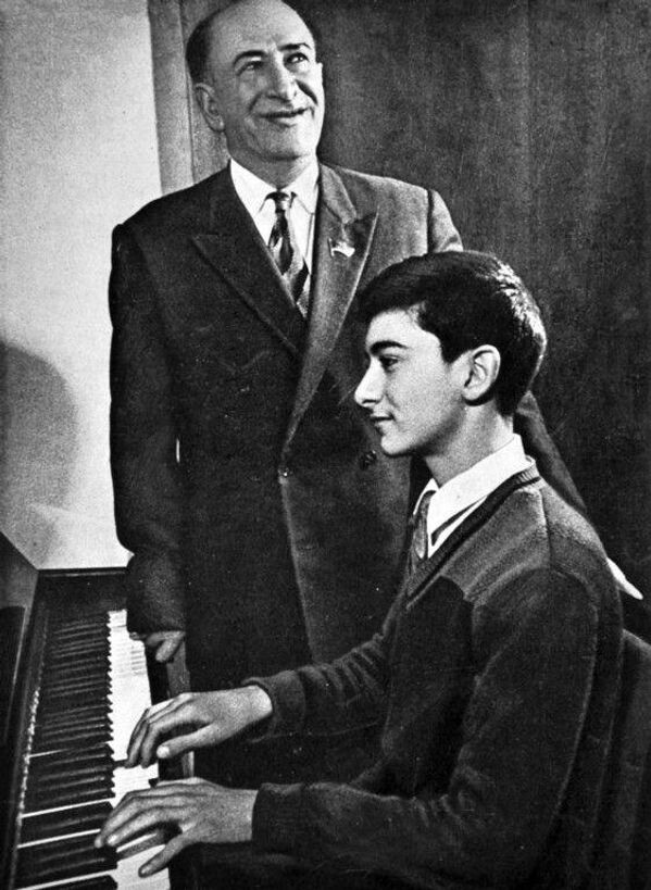 Полад с отцом. Именно отец вывел исполнителя впервые на сцену в качестве аккомпаниатора. - Sputnik Азербайджан