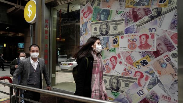 Люди проходят мимо пункта обмена валюты в Гонконге - Sputnik Азербайджан