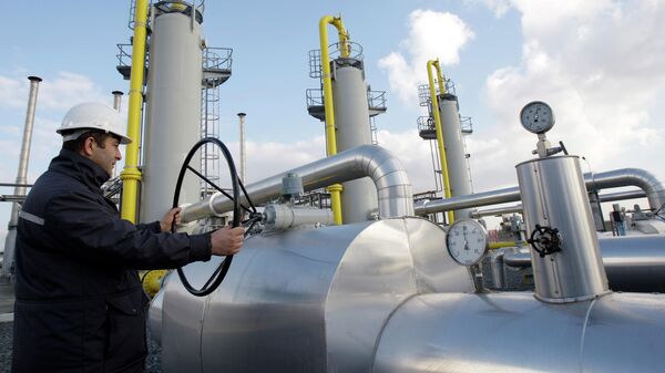 Рабочий проверяет клапаны на терминале сжиженного природного газа. Архивное фото - Sputnik Азербайджан