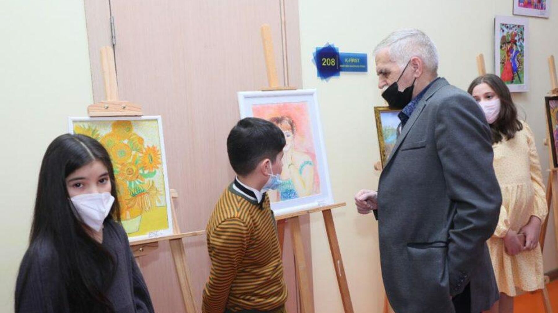 На выставке «Великие художники глазами детей»  - Sputnik Азербайджан, 1920, 04.02.2022