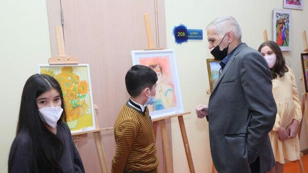 На выставке «Великие художники глазами детей»  - Sputnik Азербайджан