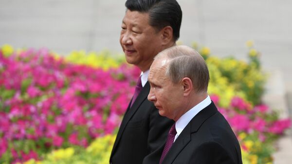 Председатель КНР Си Цзиньпин и президент РФ Владимир Путин на церемонии официальной встречи в Китае - Sputnik Азербайджан