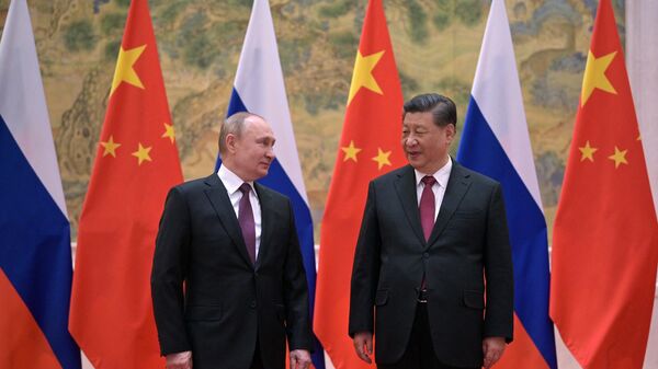 Председатель КНР Си Цзиньпин и президент РФ Владимир Путин на церемонии официальной встречи в Китае - Sputnik Азербайджан