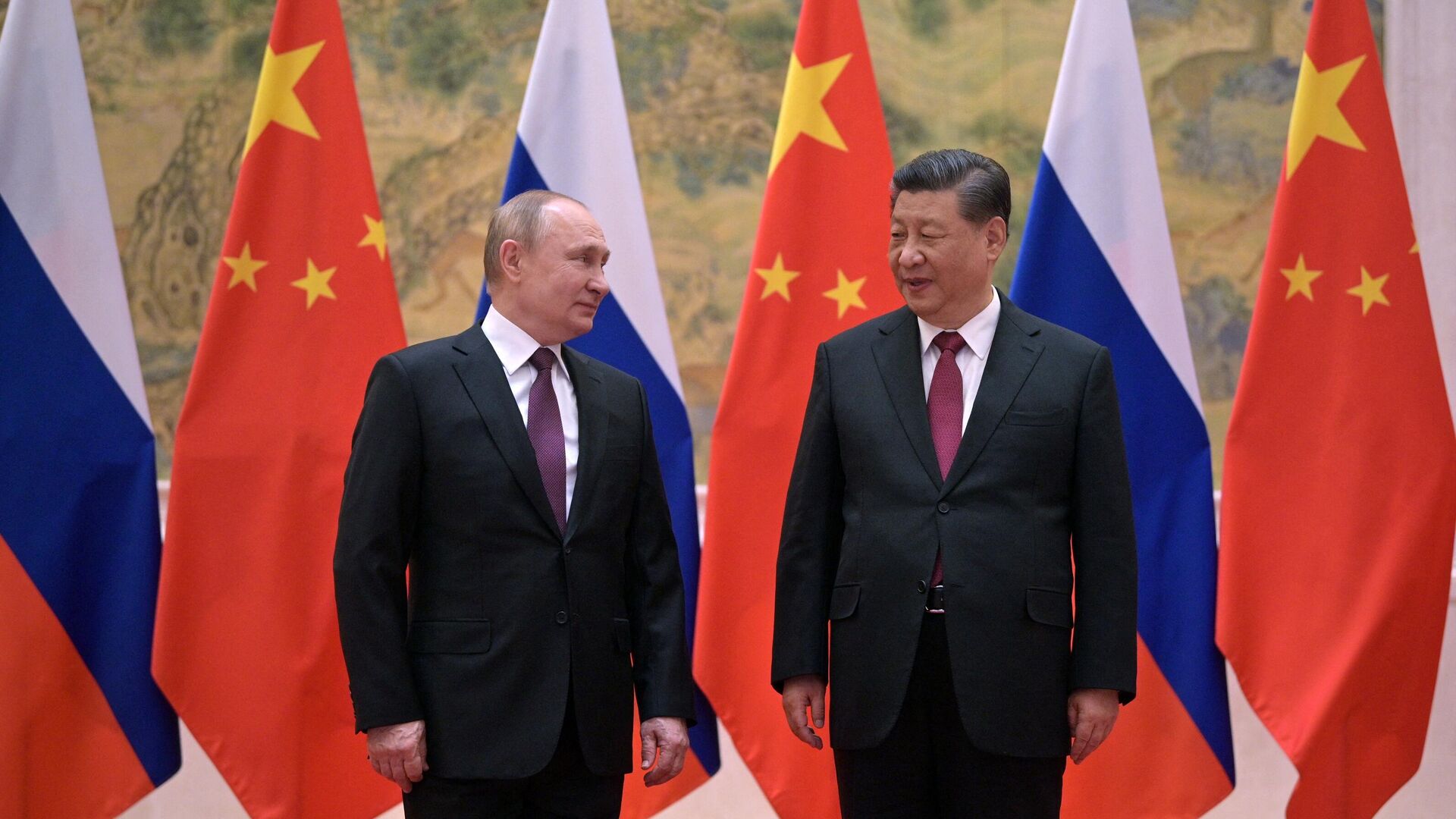 Председатель КНР Си Цзиньпин и президент РФ Владимир Путин на церемонии официальной встречи в Китае - Sputnik Азербайджан, 1920, 04.02.2022