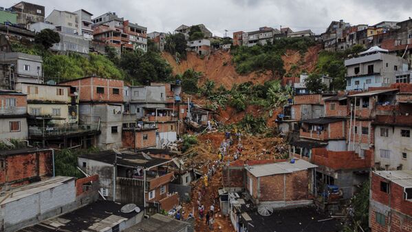Braziliyanın Franko-da-Roşa şəhərində leysan yağışları nəticəsində evlər altında torpaq sürüşməsi. - Sputnik Azərbaycan