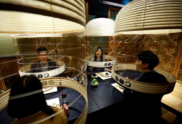 Hotel heyəti Tokiodakı “Hoshinoya Tokyo”da qonaqları COVID-19-dan qoruyan “Lantern Dining Experience”ni nümayiş edirlər.  - Sputnik Azərbaycan