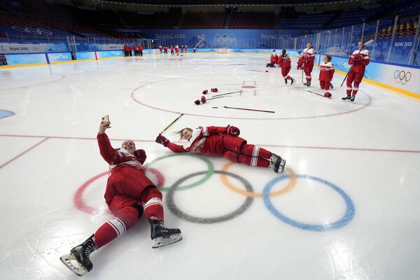 Danimarkanın qadın hokkey komandasının üzvləri Pekində 2022-ci ildə keçiriləcək Qış Olimpiya Oyunlarının açılışına hazırlıq zamanı buz üzərində selfi çəkdirirlər. - Sputnik Azərbaycan