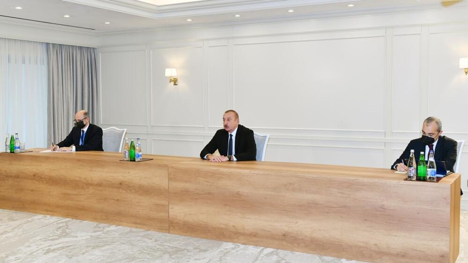 Президент Азербайджана Ильхам Алиев сегодня на встрече с делегацией во главе с комиссаром ЕС по энергетике Кадри Симсон - Sputnik Азербайджан, 1920, 04.02.2022