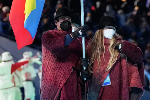 Лаура Гомес и Карлос Андрес Кинтана из Колумбии несут свой национальный флаг во время церемонии открытия Зимних Олимпийских игр 2022 года в Пекине. - Sputnik Азербайджан